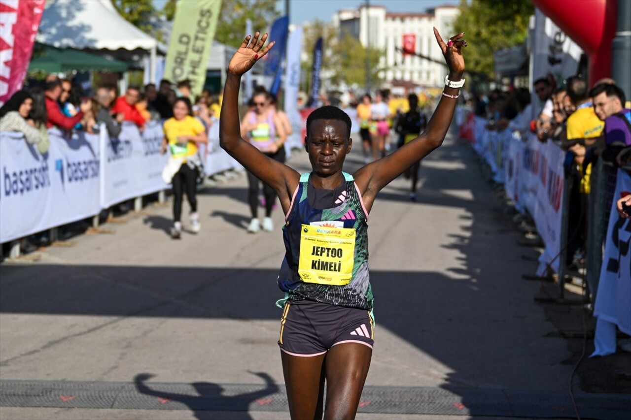 Ankara'nın başkent oluşunun 101. yıl dönümüne denk gelen 2. Runkara Yarı Maratonu, 46 ülkeden...