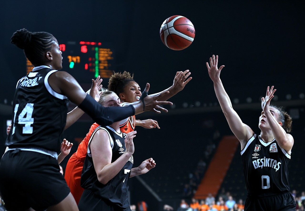 ING Kadınlar Basketbol Süper Ligi'nin 3. haftasında ÇBK Mersin ile Beşiktaş, Mersin'deki Servet...