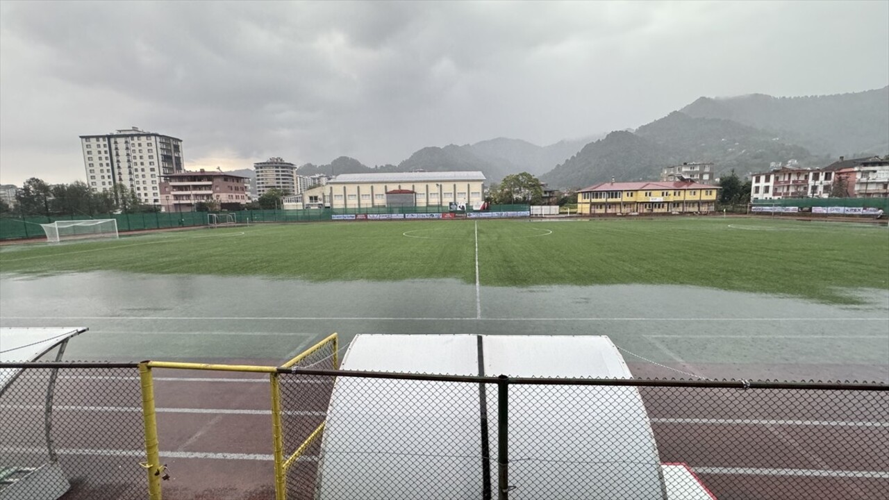 Nesine 3. Lig 1. Grup'taki Artvin Hopaspor-Tokat Belediye Plevnespor maçı, sağanak nedeniyle...