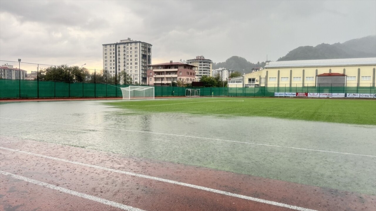 Nesine 3. Lig 1. Grup'taki Artvin Hopaspor-Tokat Belediye Plevnespor maçı, sağanak nedeniyle...