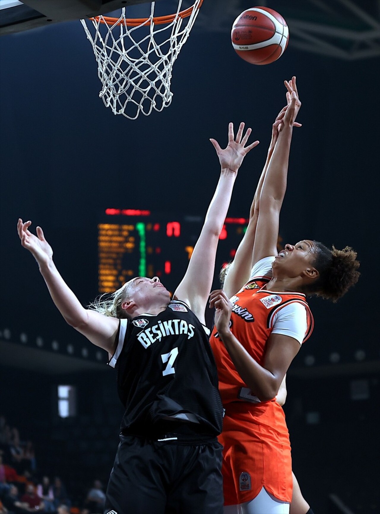 ING Kadınlar Basketbol Süper Ligi'nin 3. haftasında ÇBK Mersin ile Beşiktaş, Mersin'deki Servet...