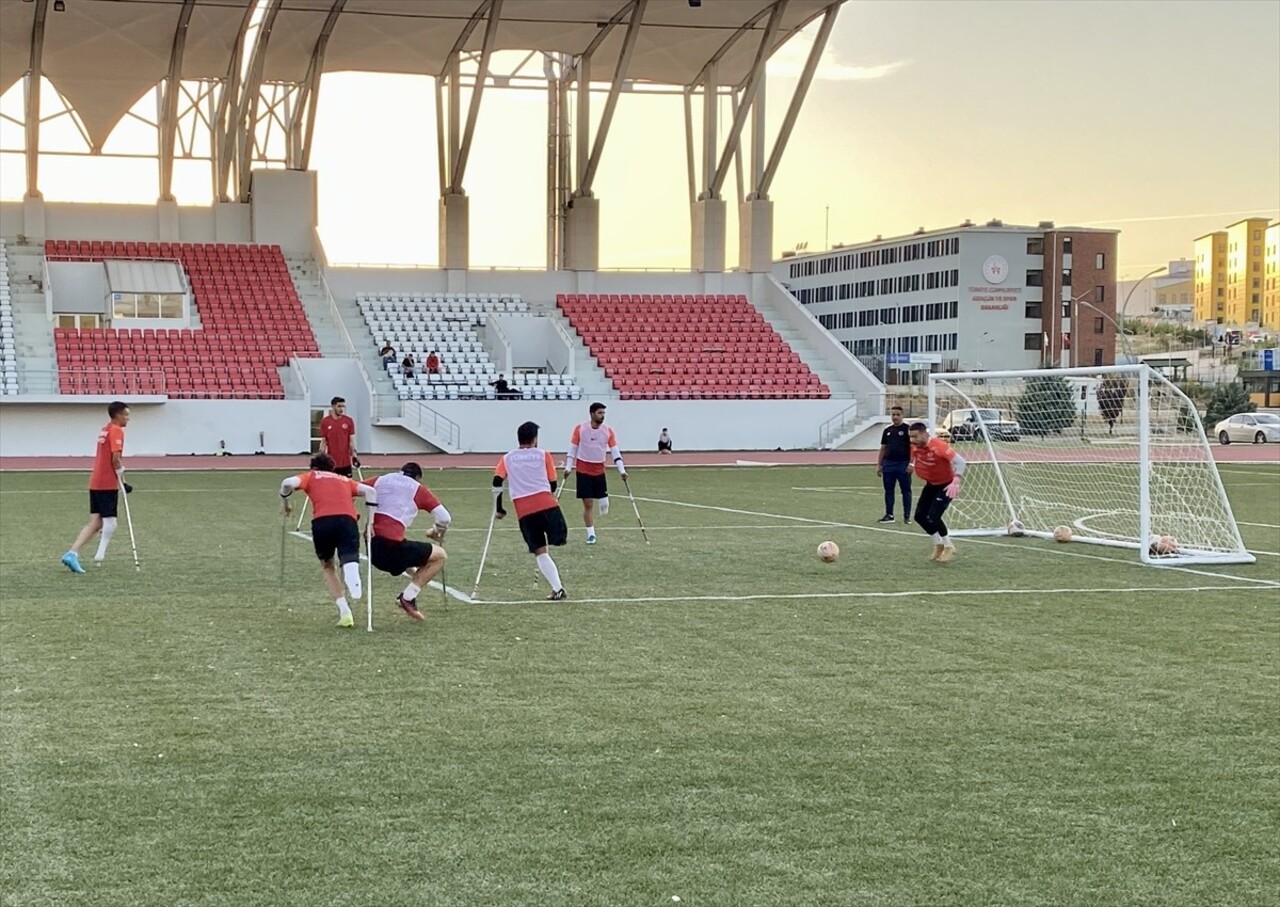 Fransa'da düzenlenen Avrupa Futbol Şampiyonası'nda üst üste üçüncü kez şampiyon olan Ampute Futbol...