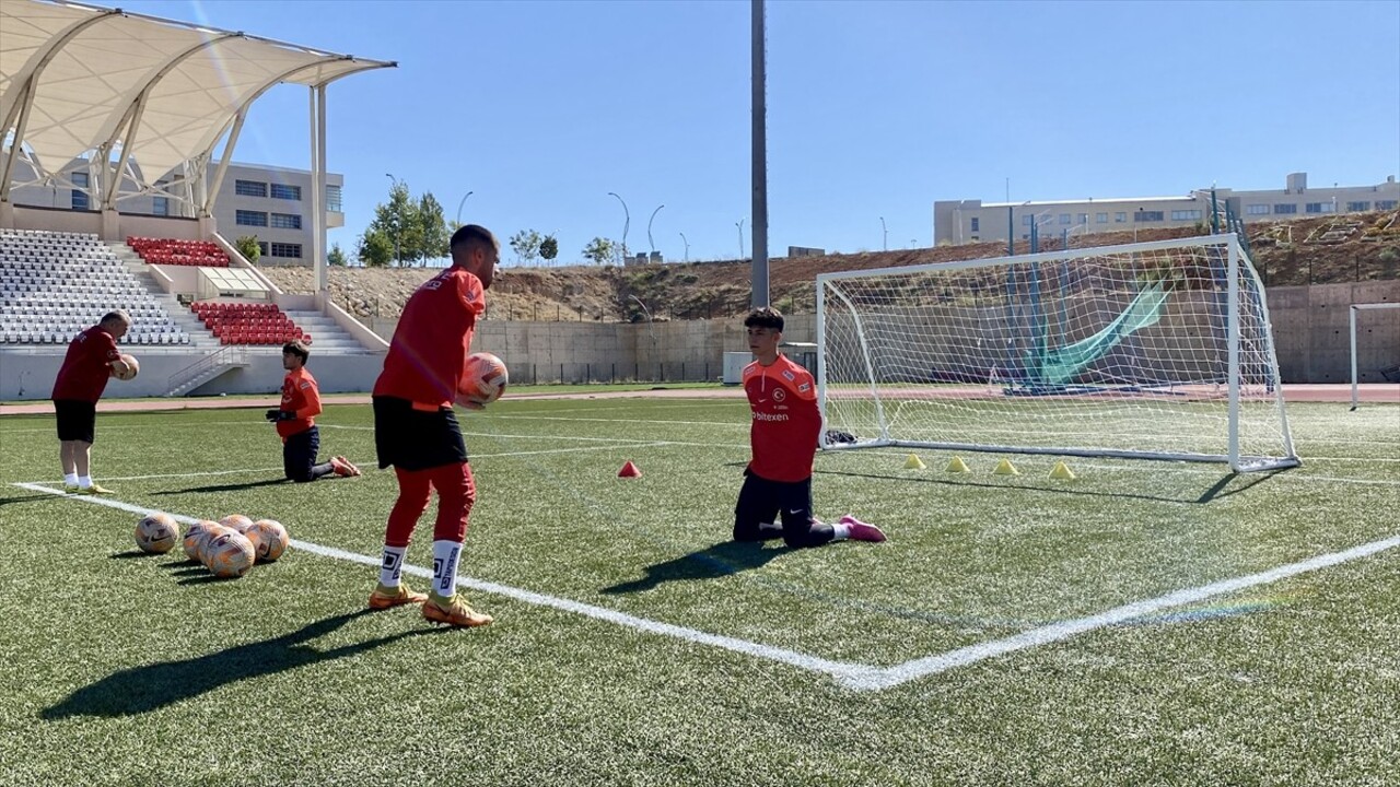 Fransa'da düzenlenen Avrupa Futbol Şampiyonası'nda üst üste üçüncü kez şampiyon olan Ampute Futbol...