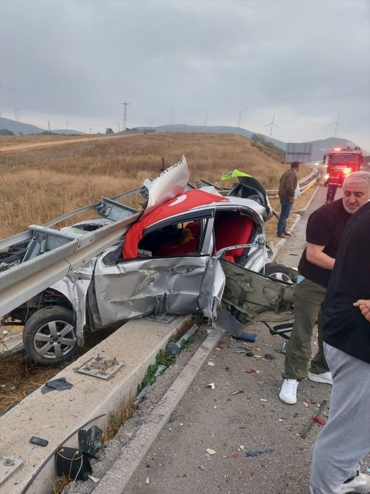 İstanbul-İzmir Otoyolu'nun Balıkesir bölümünde otomobilin kamyonete çarptığı kazada 1 kişi öldü, 2...