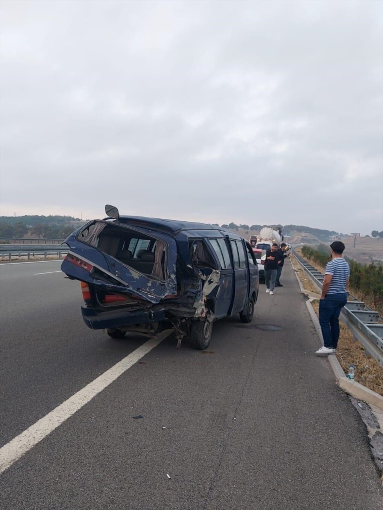 İstanbul-İzmir Otoyolu'nun Balıkesir bölümünde otomobilin kamyonete çarptığı kazada 1 kişi öldü, 2...