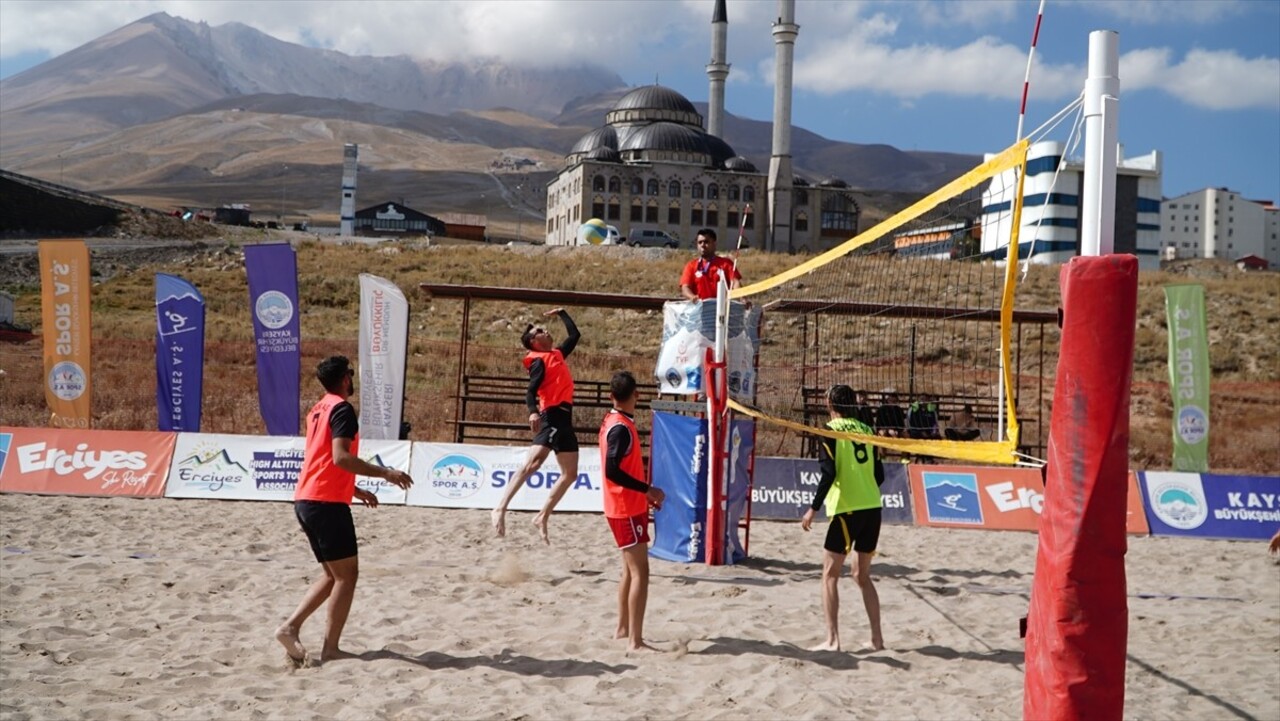 Erciyes Kayak Merkezi'nin ev sahipliği yaptığı ve 16 takımın katıldığı plaj voleybolu turnuvası...