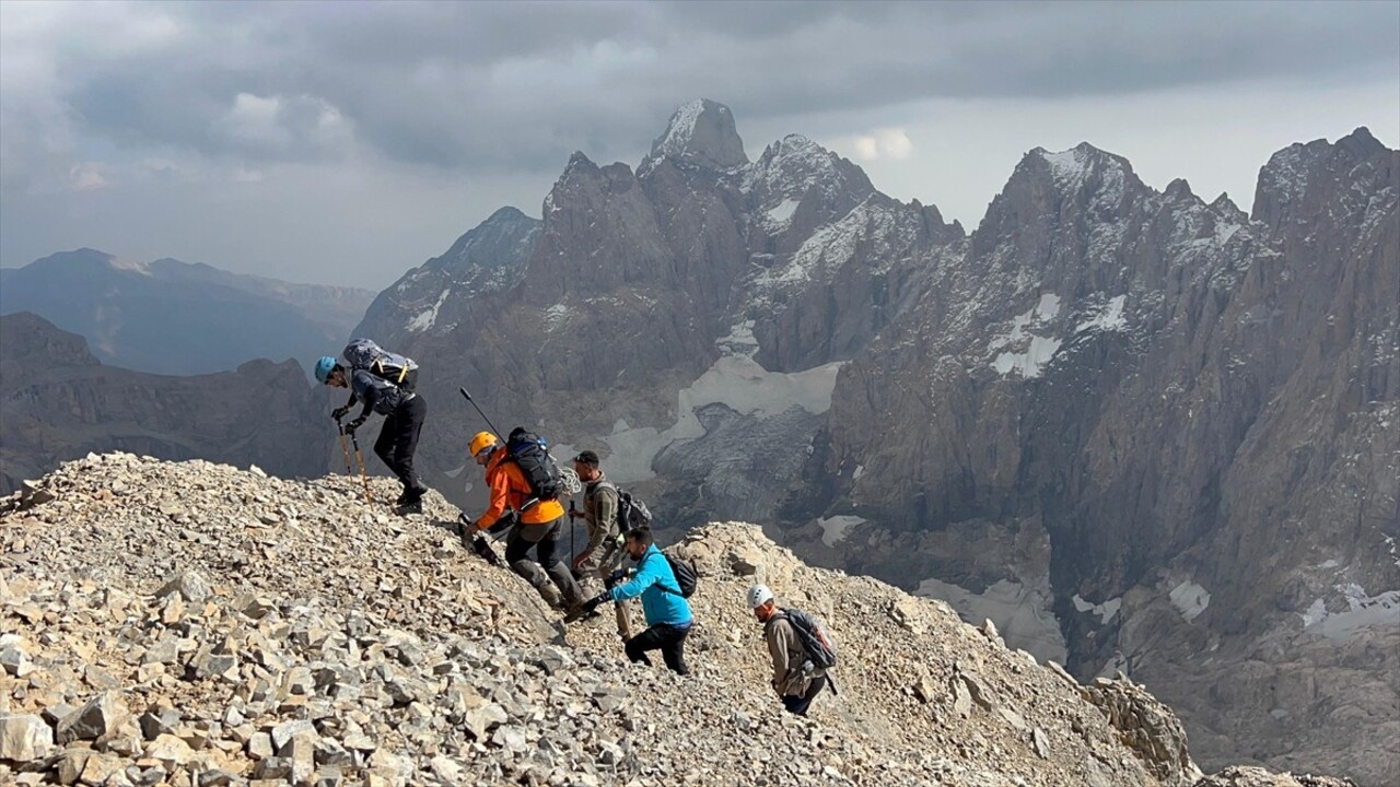 Hakkari'de bir grup dağcı, 3 bin 932 rakımlı Köşe Direği Dağı'na tırmandı.