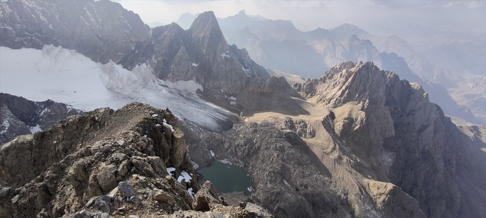 Hakkari'de bir grup dağcı, 3 bin 932 rakımlı Köşe Direği Dağı'na tırmandı.