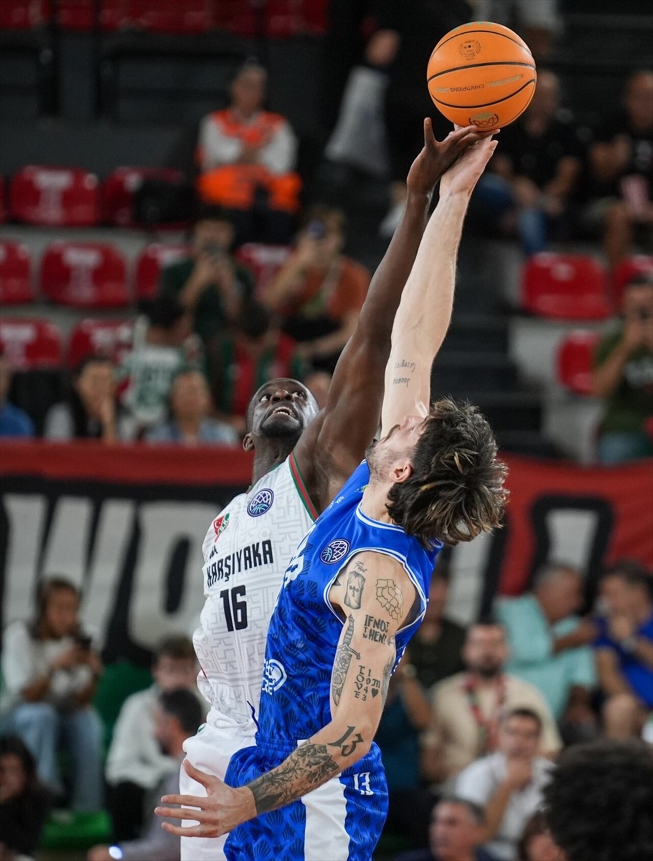 Basketbol Şampiyonlar Ligi C Grubu ikinci hafta maçında Karşıyaka, Fransız ekibi Saint-Quentin'le...