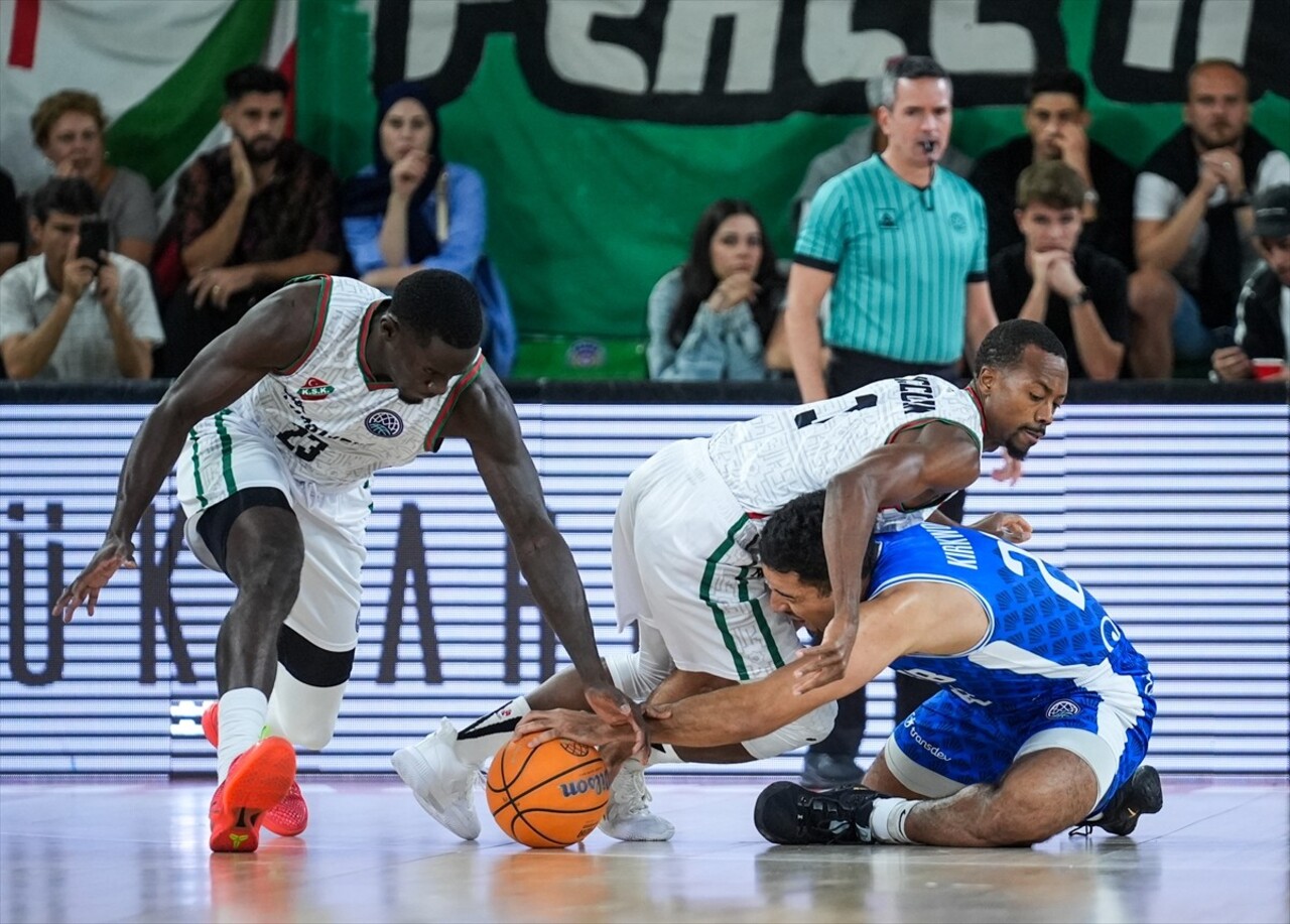 Basketbol Şampiyonlar Ligi C Grubu ikinci hafta maçında Karşıyaka, Fransız ekibi Saint-Quentin'le...