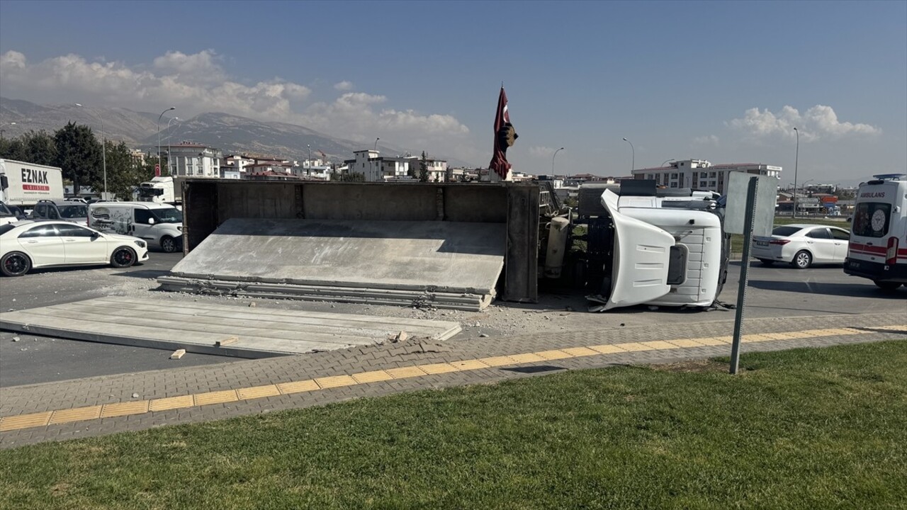 Kahramanmaraş'ın Dulkadiroğlu ilçesinde beton blok yüklü tır devrildi. İhbar üzerine kaza yerine...