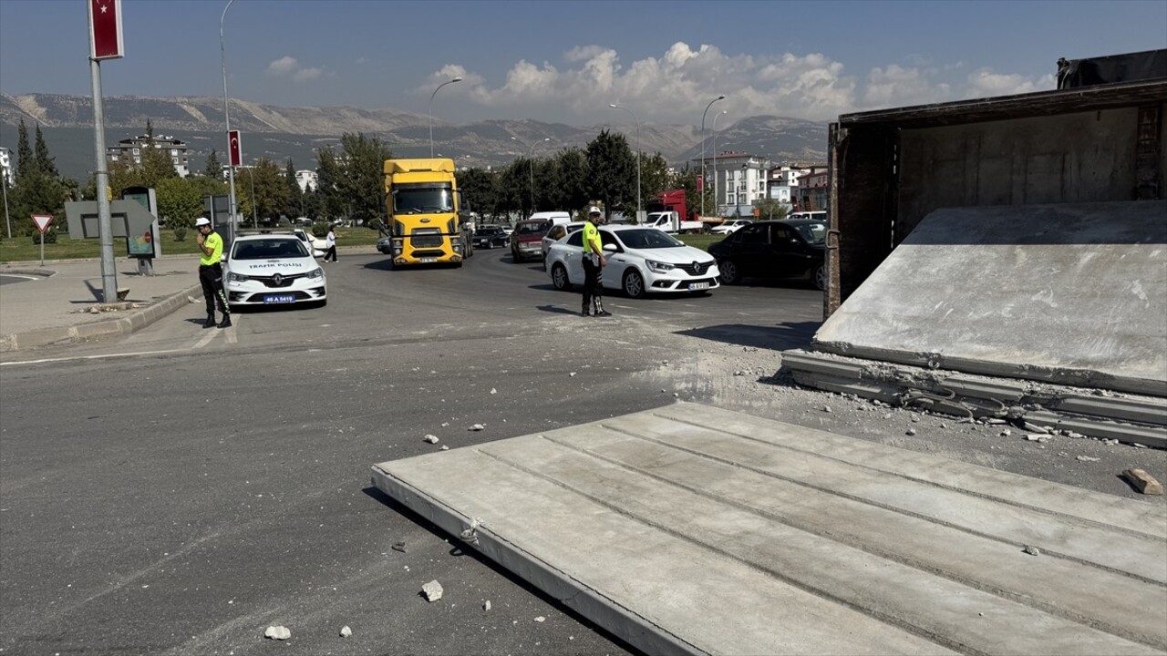 Kahramanmaraş'ın Dulkadiroğlu ilçesinde beton blok yüklü tır devrildi. İhbar üzerine kaza yerine...