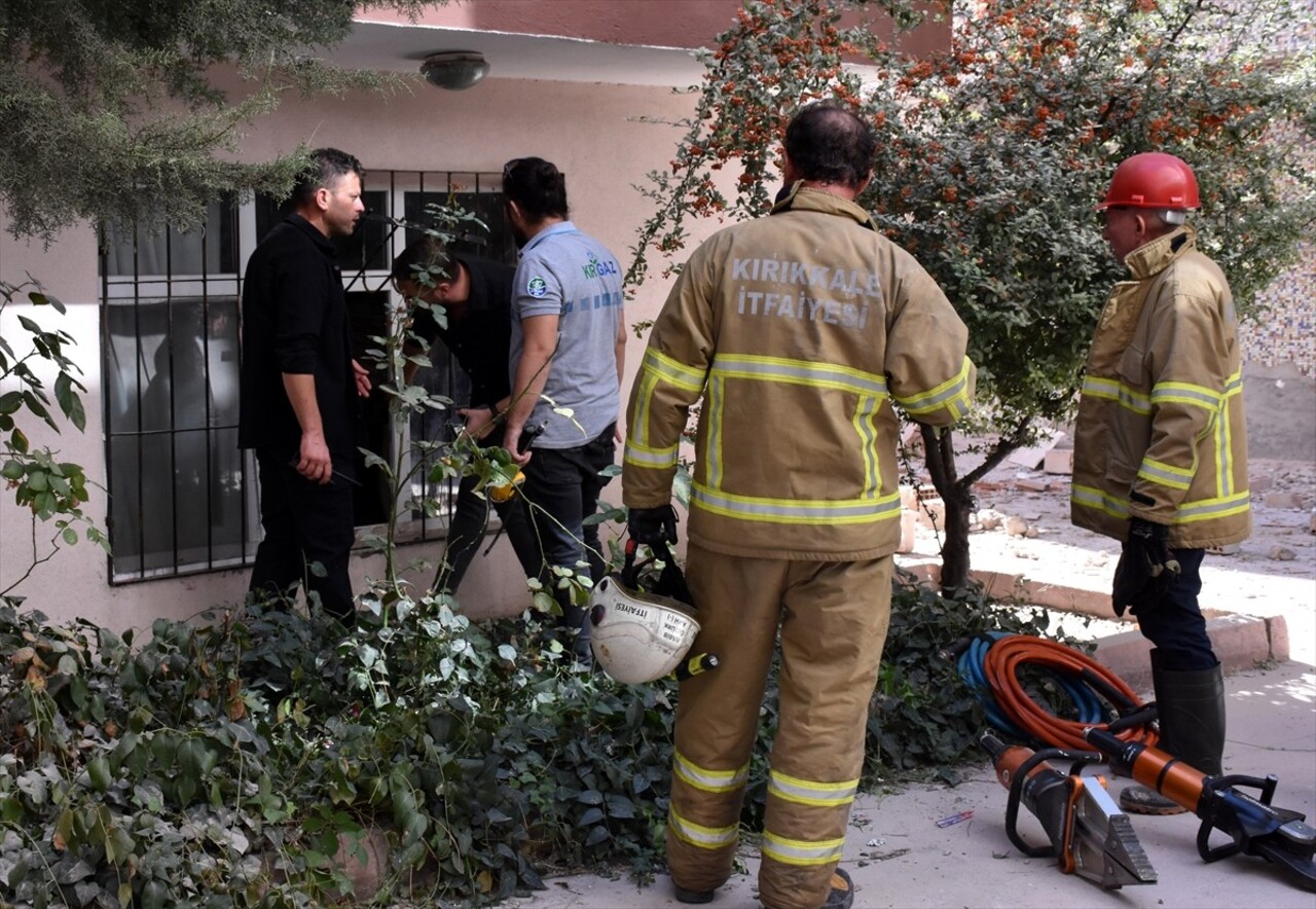 Kırıkkale'de hasarlı olduğu için yıkım kararı verilen binanın yıkımı sırasında enkazın üzerine...