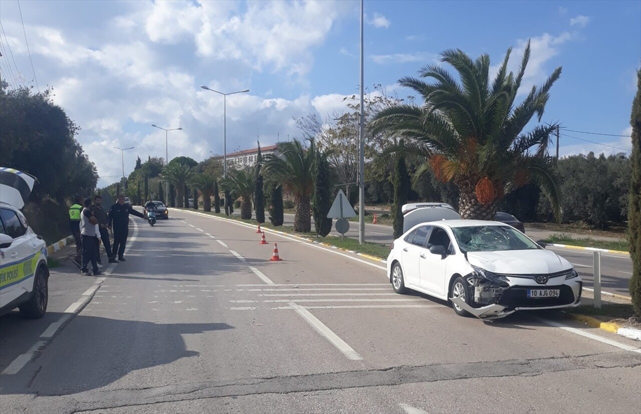  Balıkesir'in Erdek ilçesinde otomobille motosikletin çarpışması sonucu motosiklet sürücüsü...