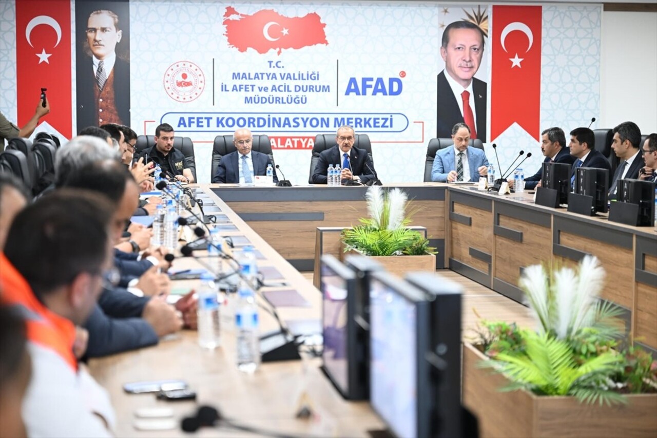 Malatya'nın Kale ilçesinde meydana gelen 5,9 büyüklüğündeki depremin ardından Vali Seddar Yavuz...