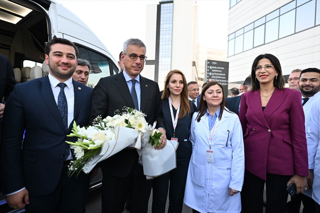 Sağlık Bakanı Kemal Memişoğlu, Gaziantep Şehir Hastanesini ziyaret etti. Ziyarette AK Parti...