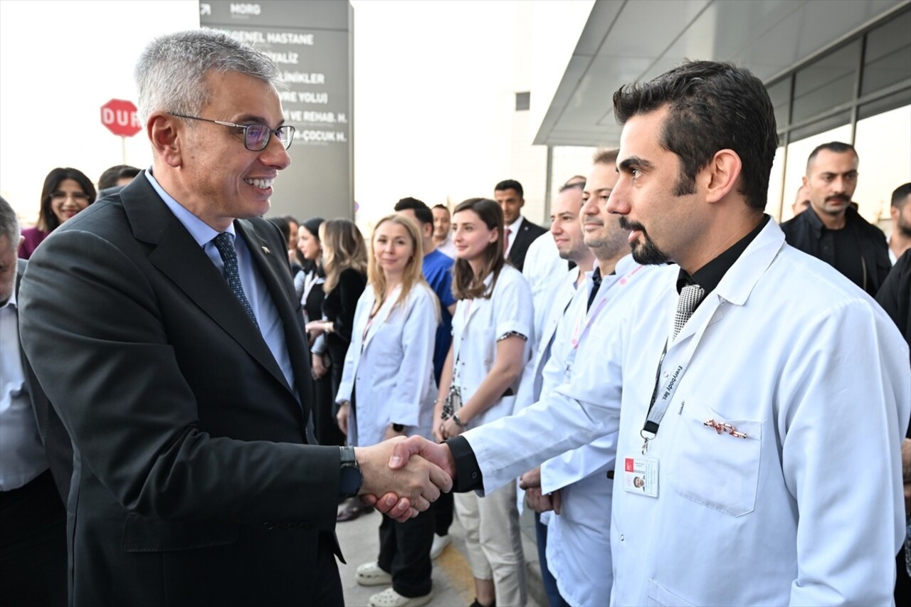 Sağlık Bakanı Kemal Memişoğlu, Gaziantep Şehir Hastanesini ziyaret etti. Ziyarette AK Parti...