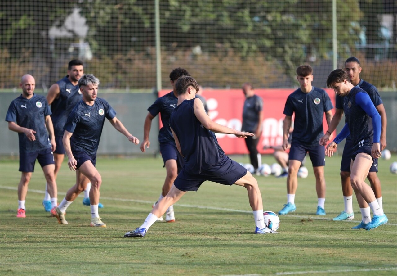 Corendon Alanyaspor takımı, Cengiz Aydoğan Tesisleri'nde Kasımpaşa maçı hazırlıklarını sürdürdü....