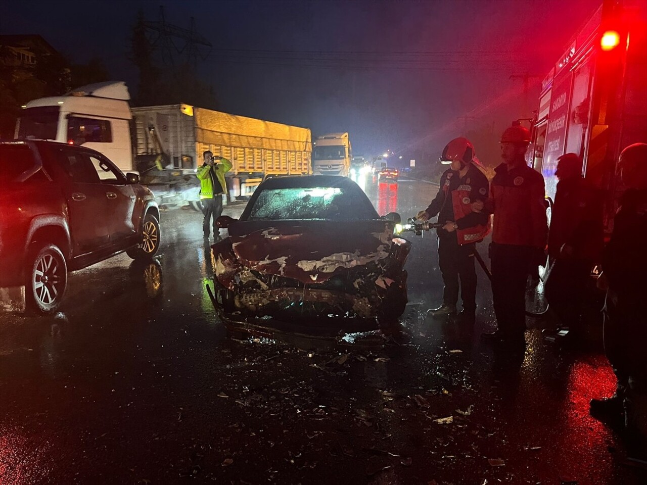 Sakarya'nın Hendek ilçesinde servis minibüsü ile otomobilin çarpışması sonucu yaralanan 4 kişi...