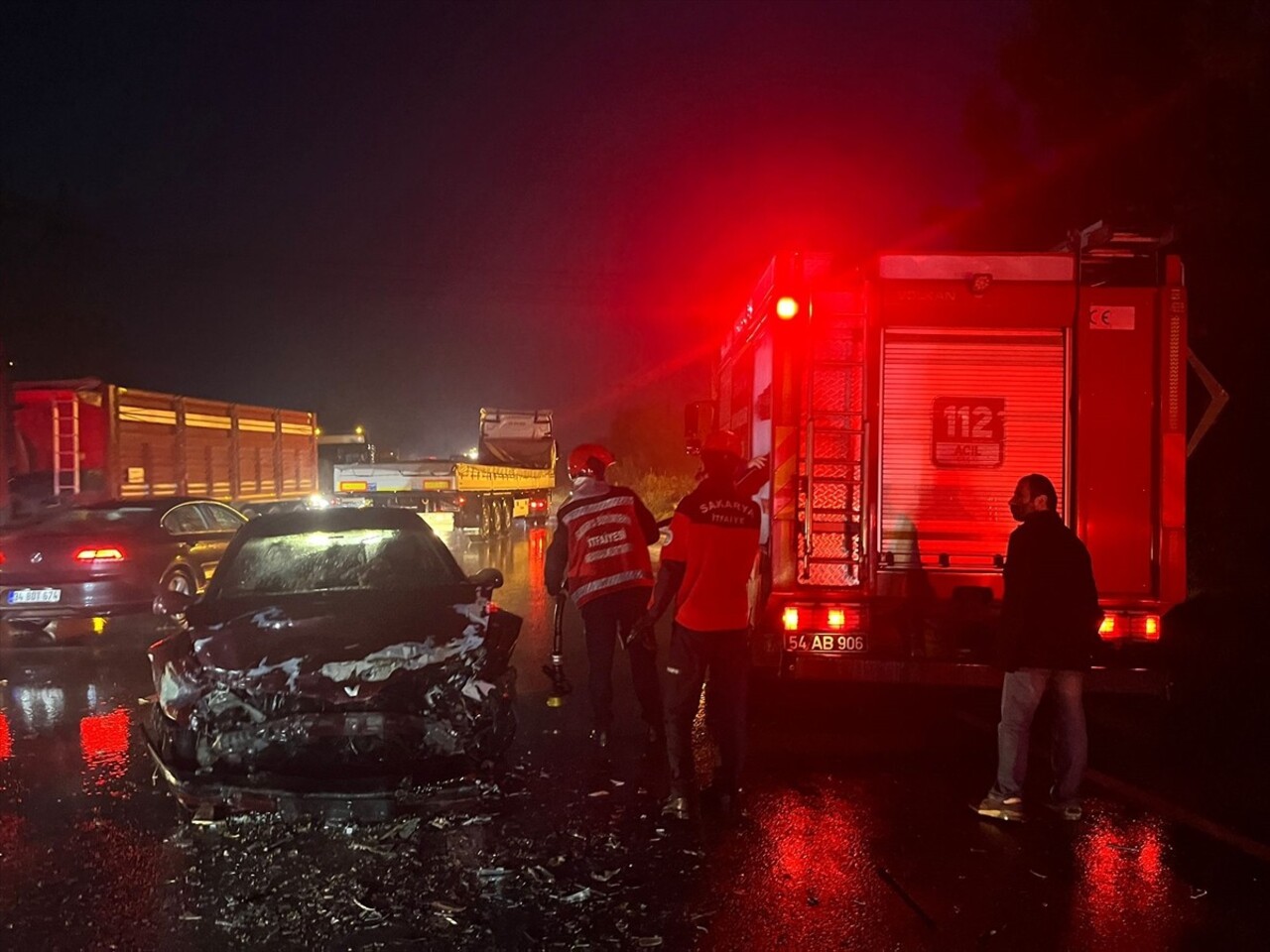 Sakarya'nın Hendek ilçesinde servis minibüsü ile otomobilin çarpışması sonucu yaralanan 4 kişi...