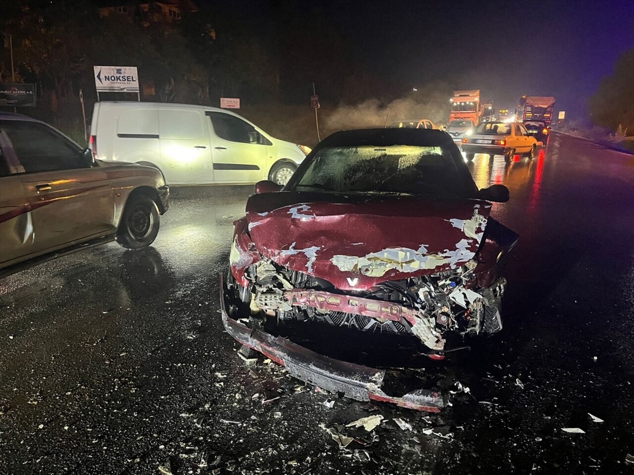 Sakarya'nın Hendek ilçesinde servis minibüsü ile otomobilin çarpışması sonucu yaralanan 4 kişi...