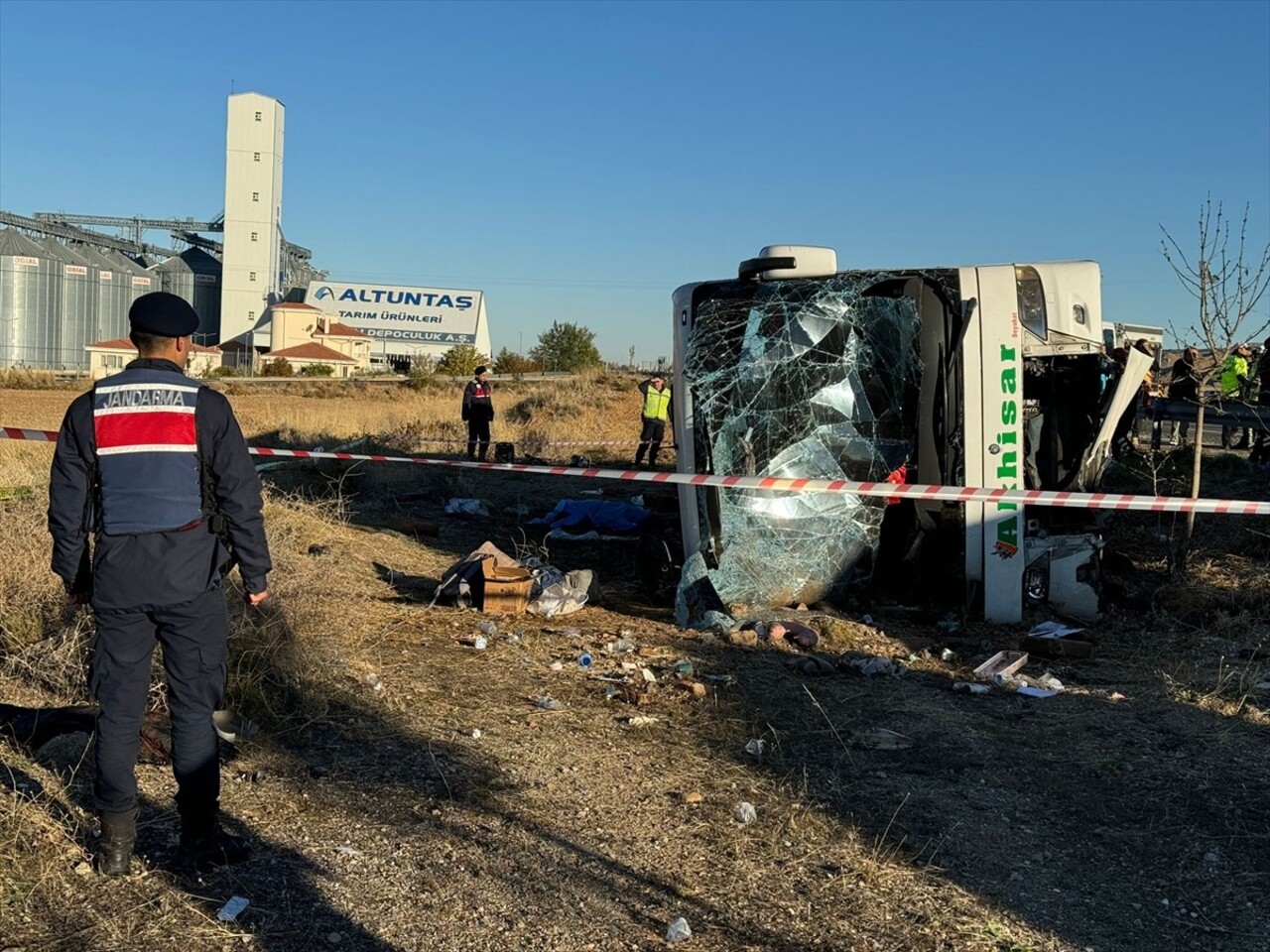 Aksaray'da yolcu otobüsünün devrilmesi sonucu ilk belirlemelere göre 6 kişi öldü, 20 kişi...