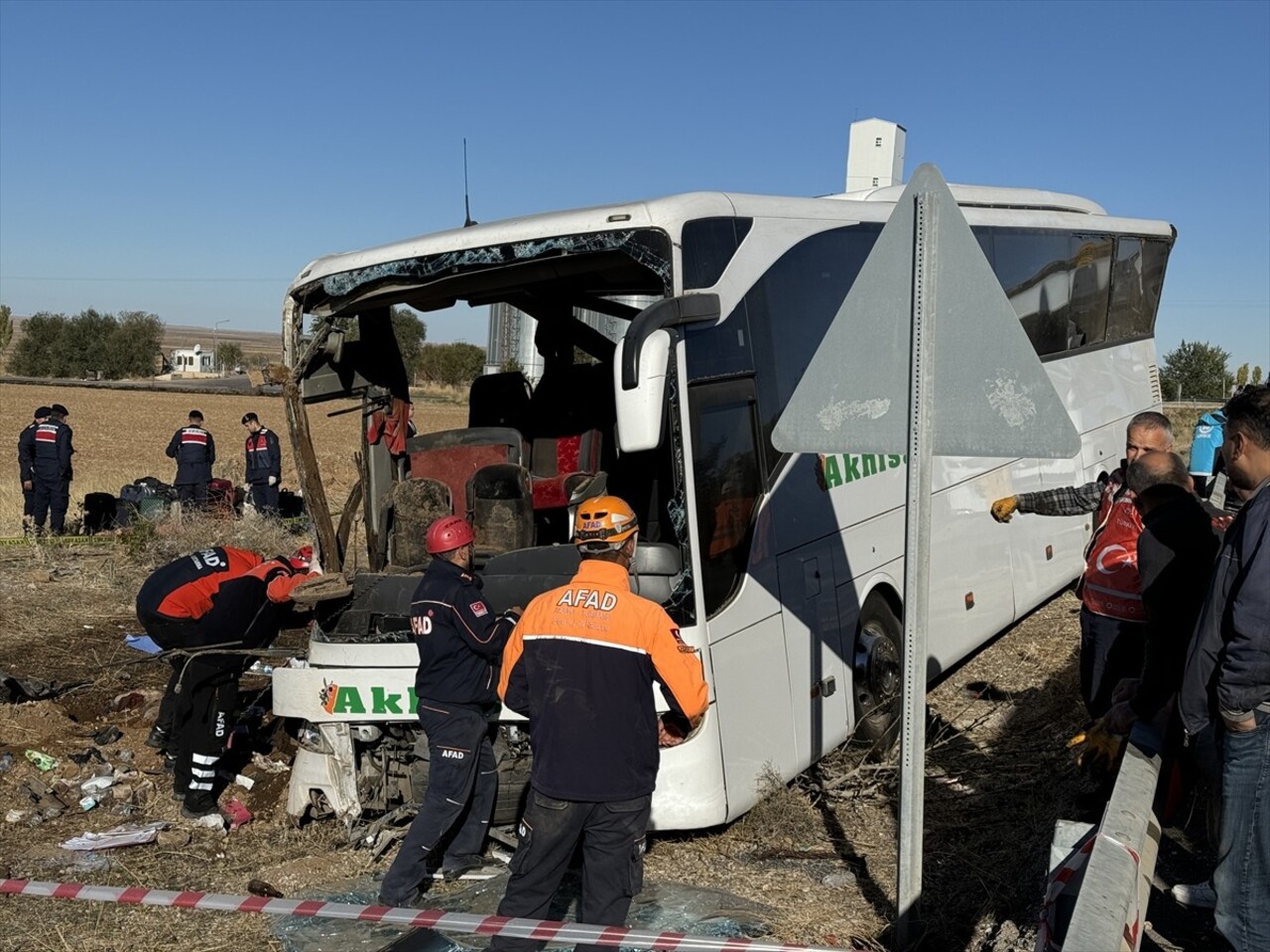 Aksaray'da otobüsün devrilmesi sonucu ilk belirlemelere göre 6 kişi öldü, 25 kişi yaralandı. Olay...