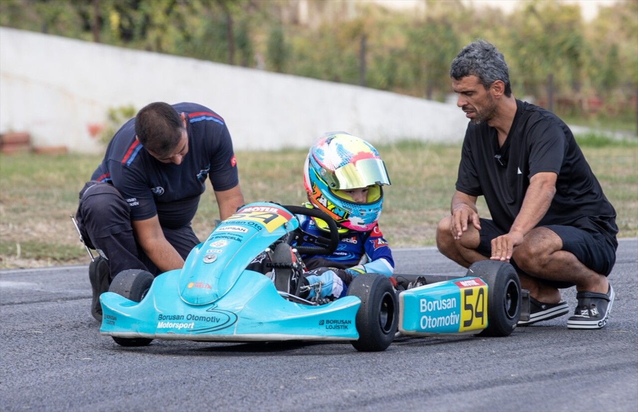 Motor sporlarında yetenekleri ve mücadelesiyle beğeni kazanan 5 yaşındaki Zayn Sofuoğlu...