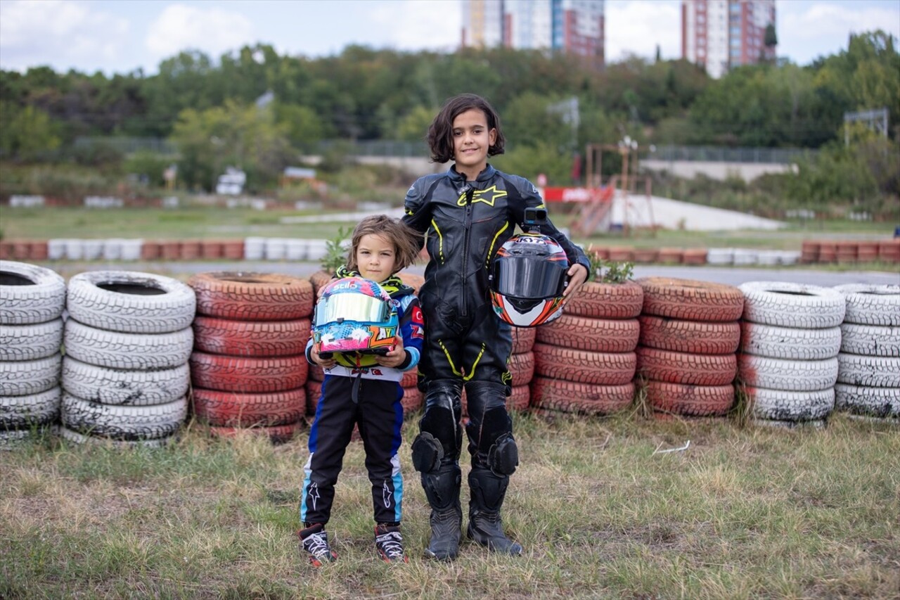 Motor sporlarında yetenekleri ve mücadelesiyle beğeni kazanan 5 yaşındaki Zayn Sofuoğlu (arkada)...