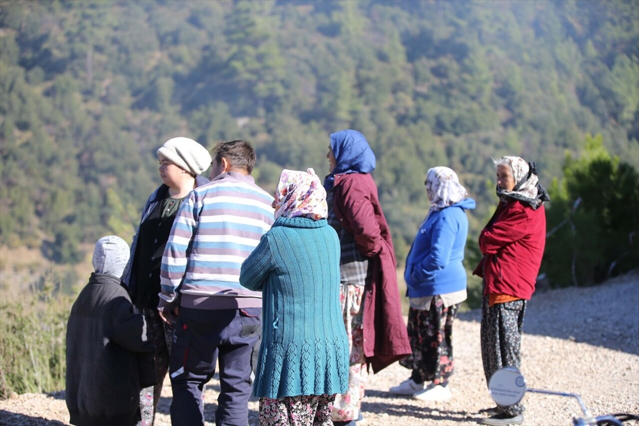 Muğla'nın Dalaman ilçesi Taşbaşı Mahallesi'nde çıkan orman yangınına havadan ve karadan müdahale...