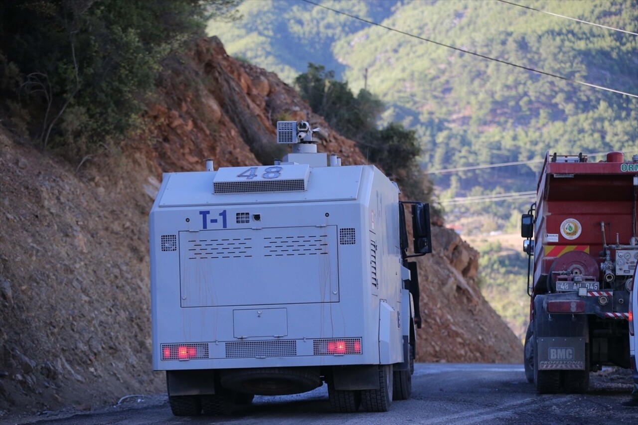 Muğla'nın Dalaman ilçesi Taşbaşı Mahallesi'nde çıkan orman yangınına havadan ve karadan müdahale...