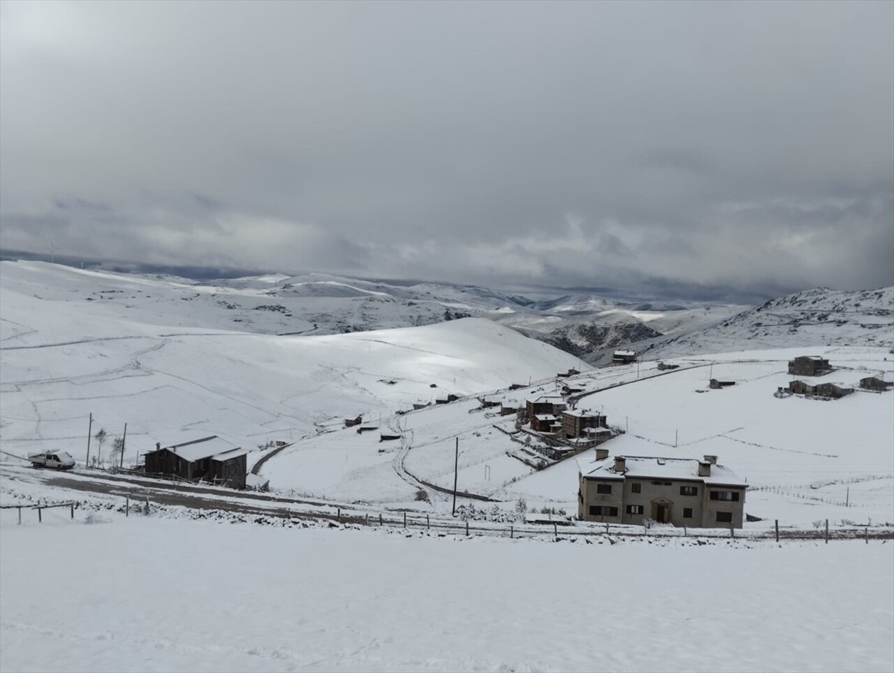 Trabzon'un yüksek kesimleri beyaza büründü. Çaykara ilçesine bağlı Demirkapı, Yaylaönü, Şekersu ve...