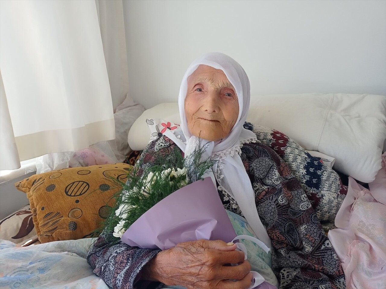 Karaman'da sağlık ekiplerince 100 yaşına giren Emine Yiğitoğlu'nun doğum günü kutlandı.