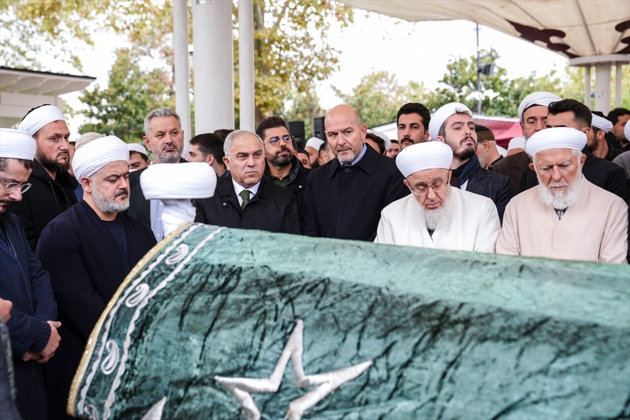 İstanbul'da tedavi gördüğü hastanede 73 yaşında hayatını kaybeden din alimi Mahmut...