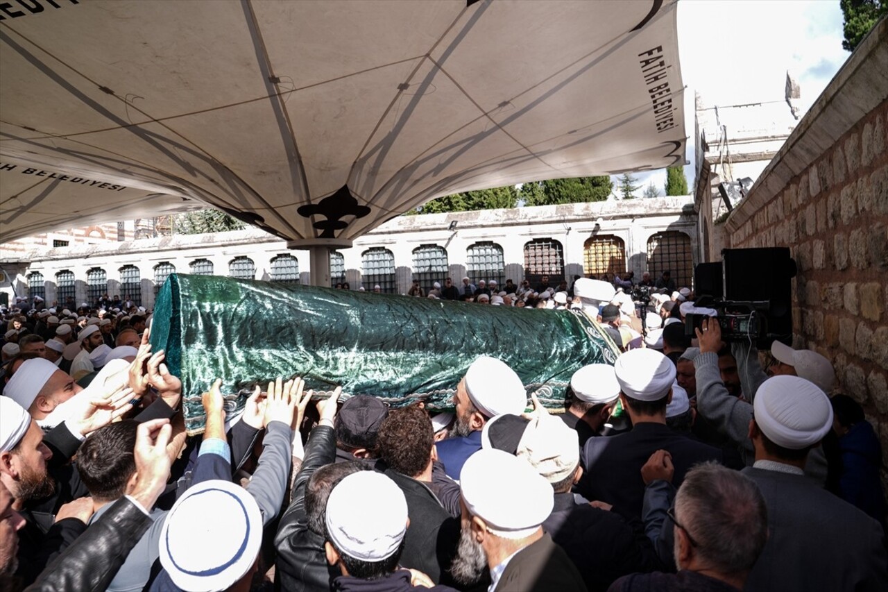 İstanbul'da tedavi gördüğü hastanede 73 yaşında hayatını kaybeden din alimi Mahmut...