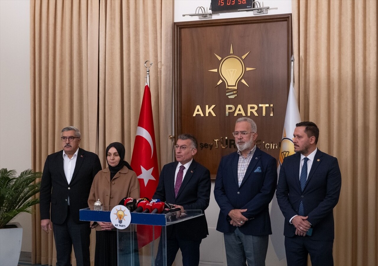 AK Parti Grup Başkanı Abdullah Güler (sol 3), Meclis'te düzenlediği basın toplantısında, TBMM...