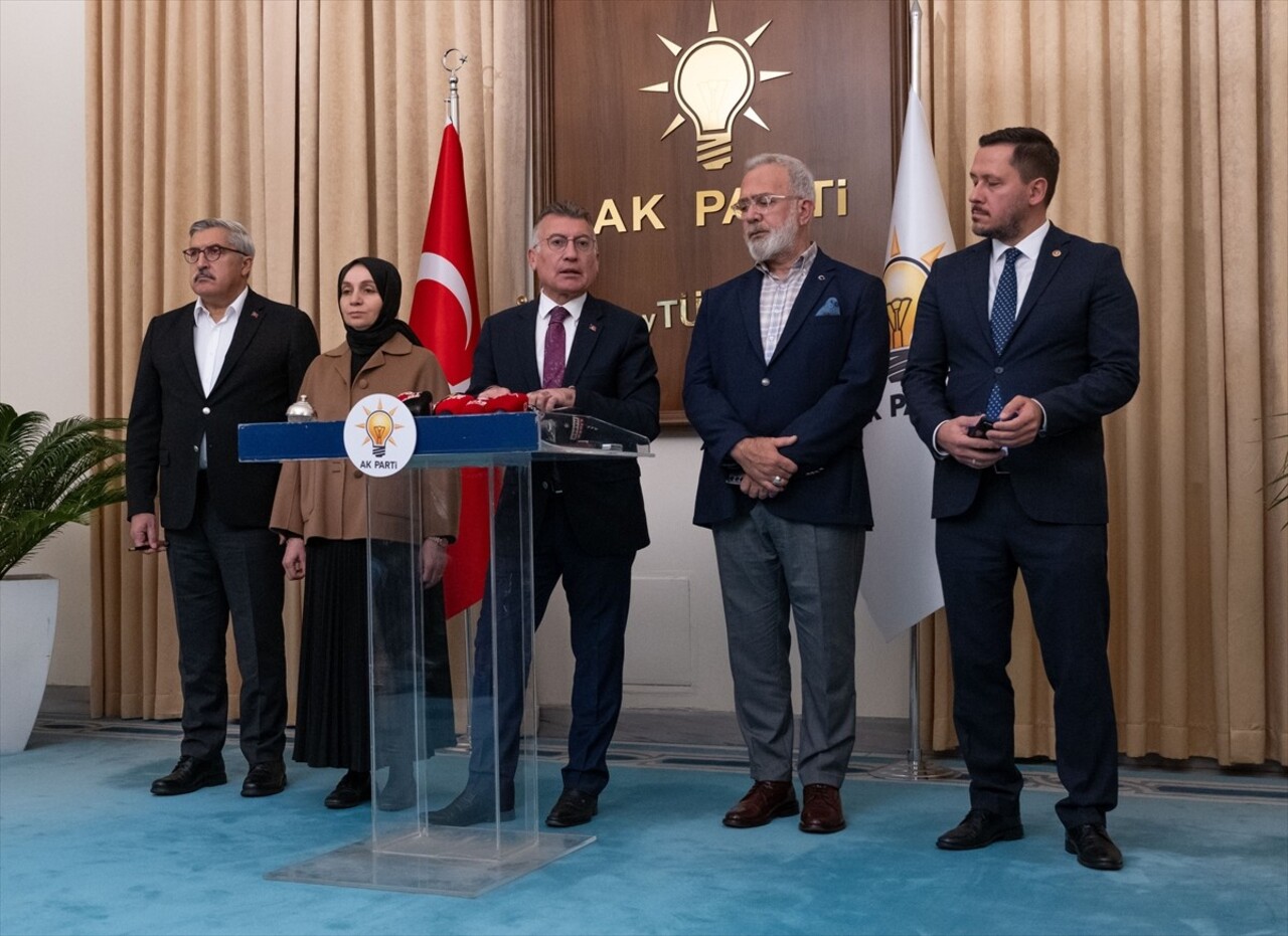 AK Parti Grup Başkanı Abdullah Güler (sol 3), Meclis'te düzenlediği basın toplantısında, TBMM...