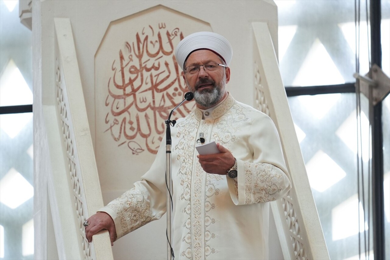 Diyanet İşleri Başkanı Erbaş, Marmara Üniversitesi İlahiyat Fakültesi Camisi'nde hutbe irat etti...