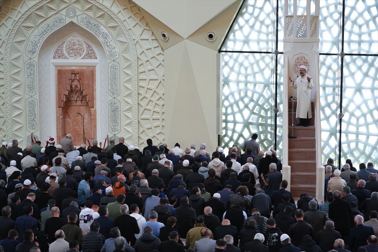 Diyanet İşleri Başkanı Erbaş, Marmara Üniversitesi İlahiyat Fakültesi Camisi'nde hutbe irat etti...