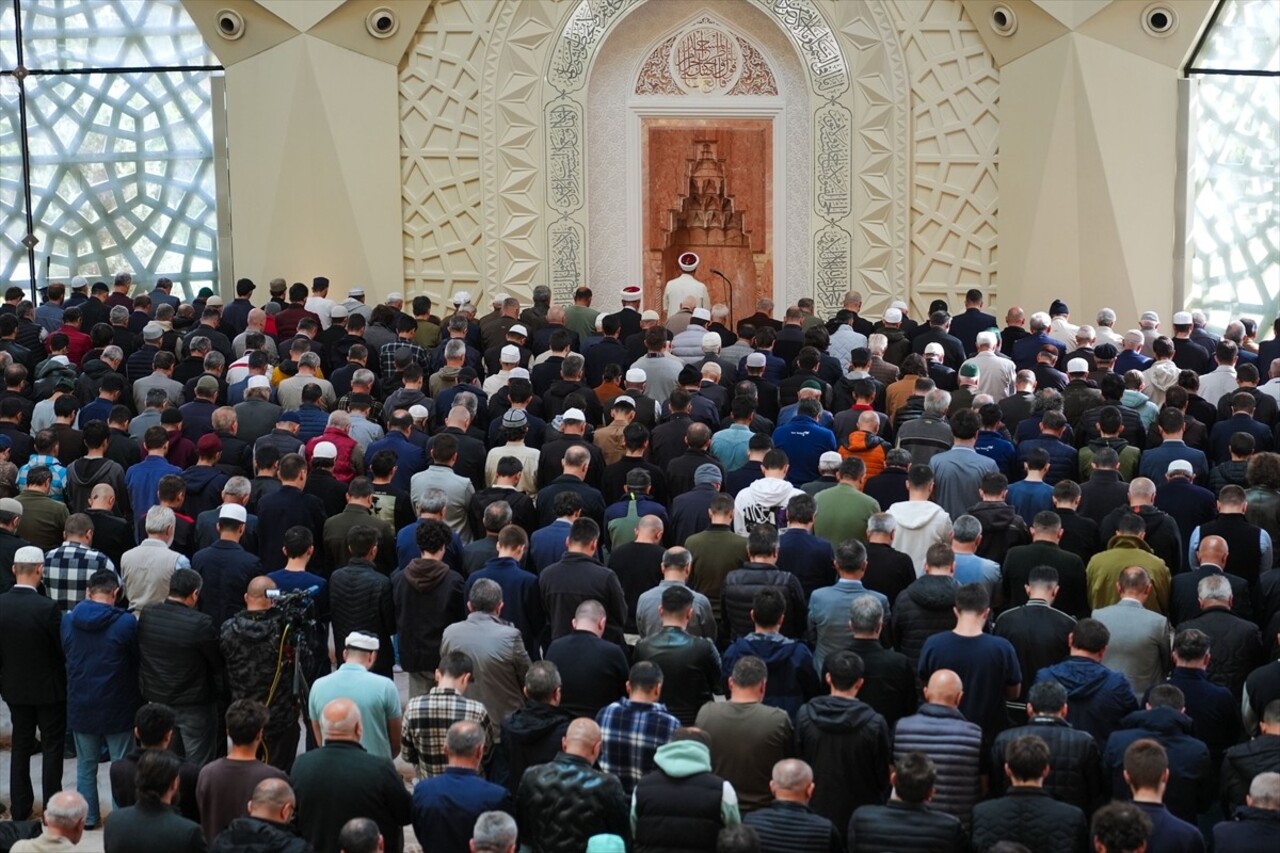 Diyanet İşleri Başkanı Erbaş, Marmara Üniversitesi İlahiyat Fakültesi Camisi'nde hutbe irat etti...