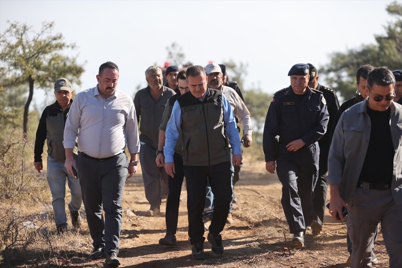 Muğla'nın Dalaman ve Menteşe ilçelerindeki orman yangınlarına havadan ve karadan müdahale sürüyor....