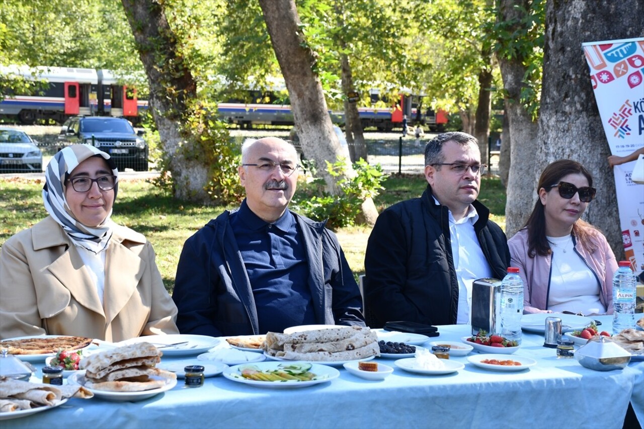 Adana Valiliğinin ev sahipliğinde "Kökleriyle Adana" temasıyla düzenlenen 8. Uluslararası Lezzet...