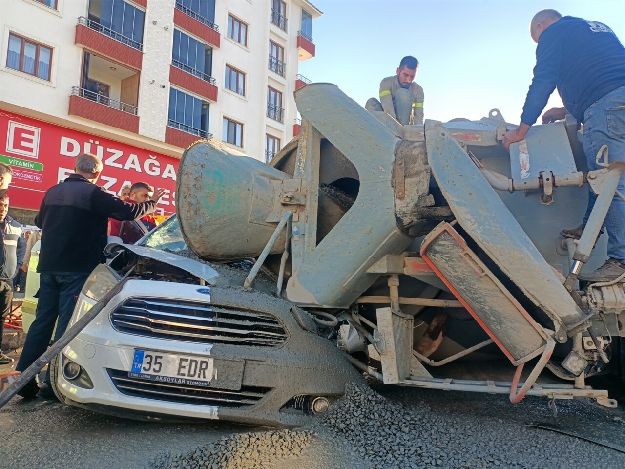 Bingöl’de beton mikserinin hafif ticari aracın üzerine devrilmesi sonucu 3 kişi yaralandı. Olay...