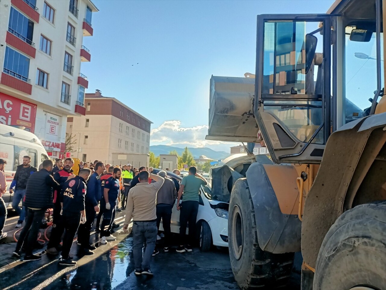 Bingöl’de beton mikserinin hafif ticari aracın üzerine devrilmesi sonucu 3 kişi yaralandı. Olay...