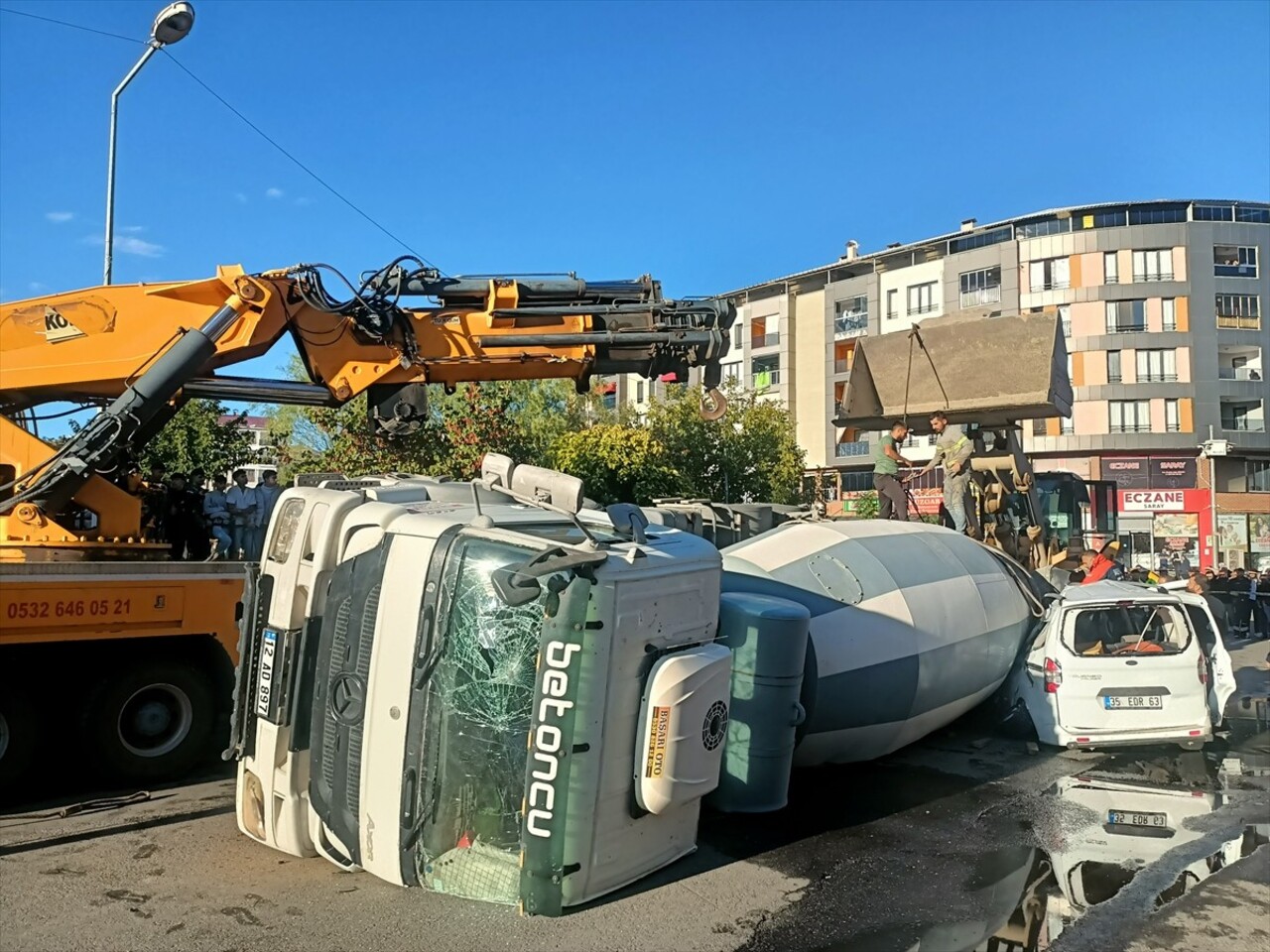 Bingöl’de beton mikserinin hafif ticari aracın üzerine devrilmesi sonucu 3 kişi yaralandı. Olay...