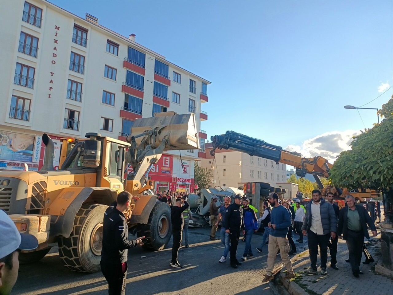 Bingöl’de beton mikserinin hafif ticari aracın üzerine devrilmesi sonucu 3 kişi yaralandı. Olay...