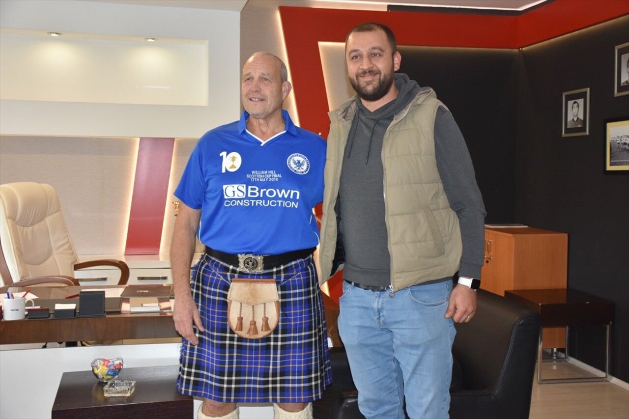 İskoçya Premier Lig ekiplerinden St. Johnstone taraftarı Ricky Marshall, kulübünün kardeş takımı...