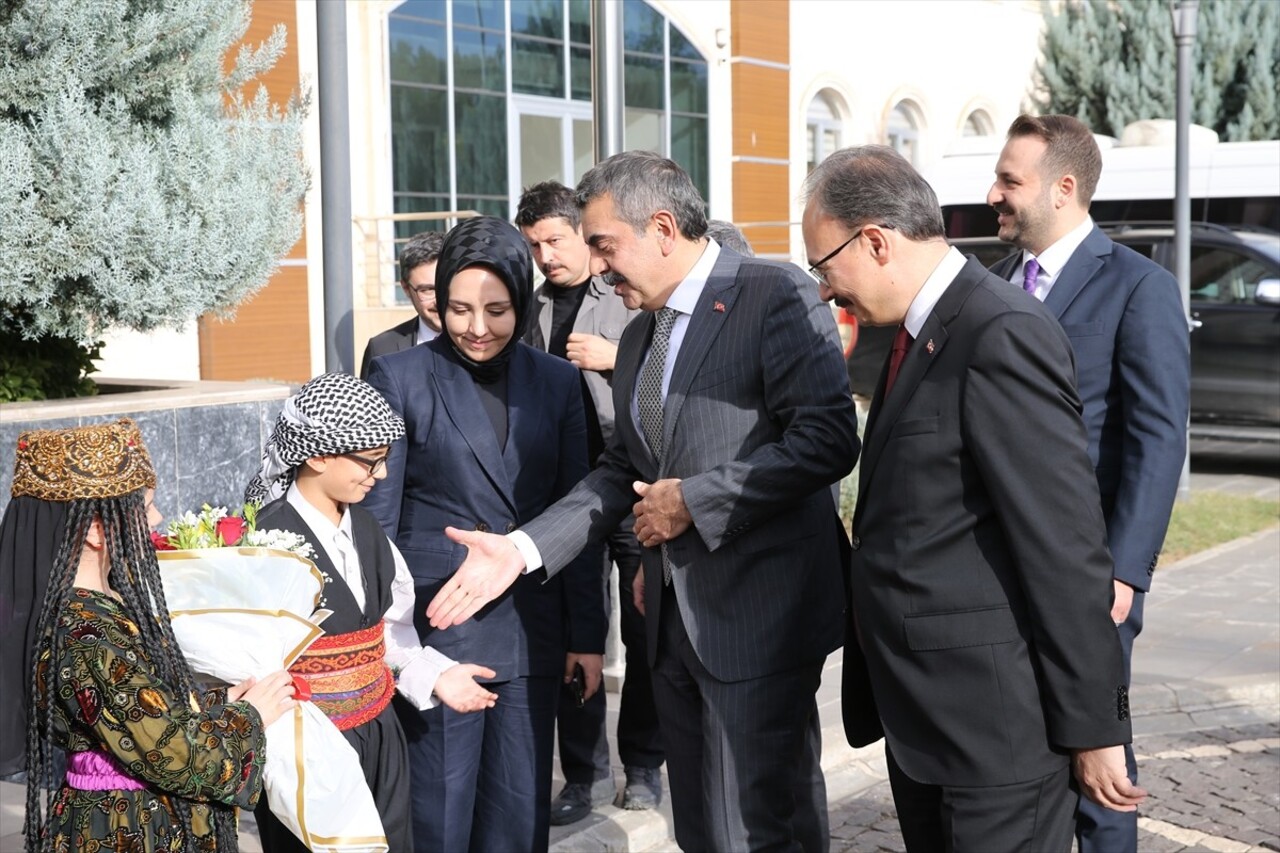 Milli Eğitim Bakanı Yusuf Tekin (solda), temaslarda bulunmak için geldiği Siirt'te Valiliği...