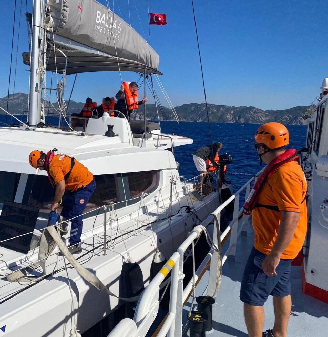 Muğla'nın Fethiye ilçesi açıklarında su alan tekne, kıyı emniyeti ekibince kurtarıldı. İçerisinde...