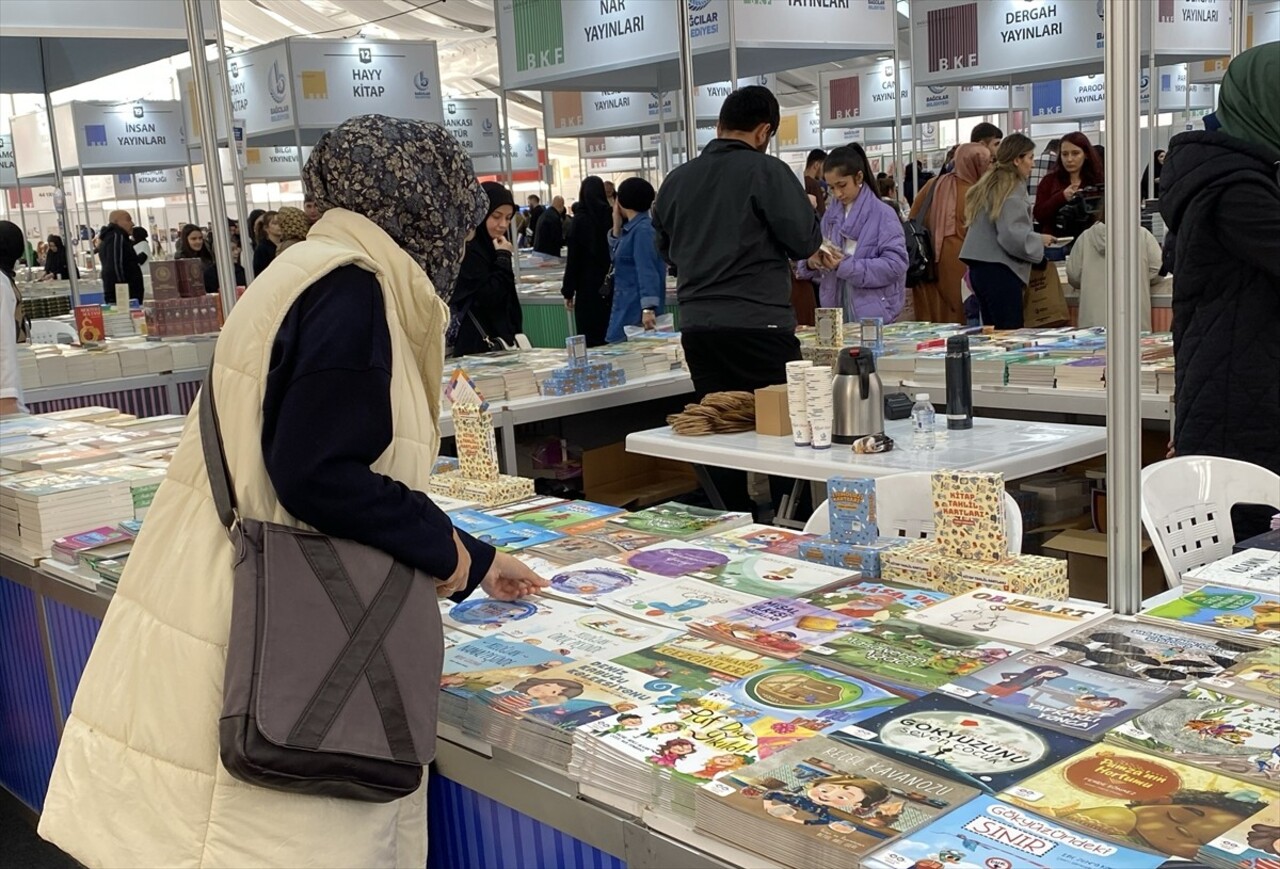 Bağcılar Belediyesi tarafından bu yıl üçüncüsü düzenlenen "Bağcılar Kitap Fuarı", Bağcılar...